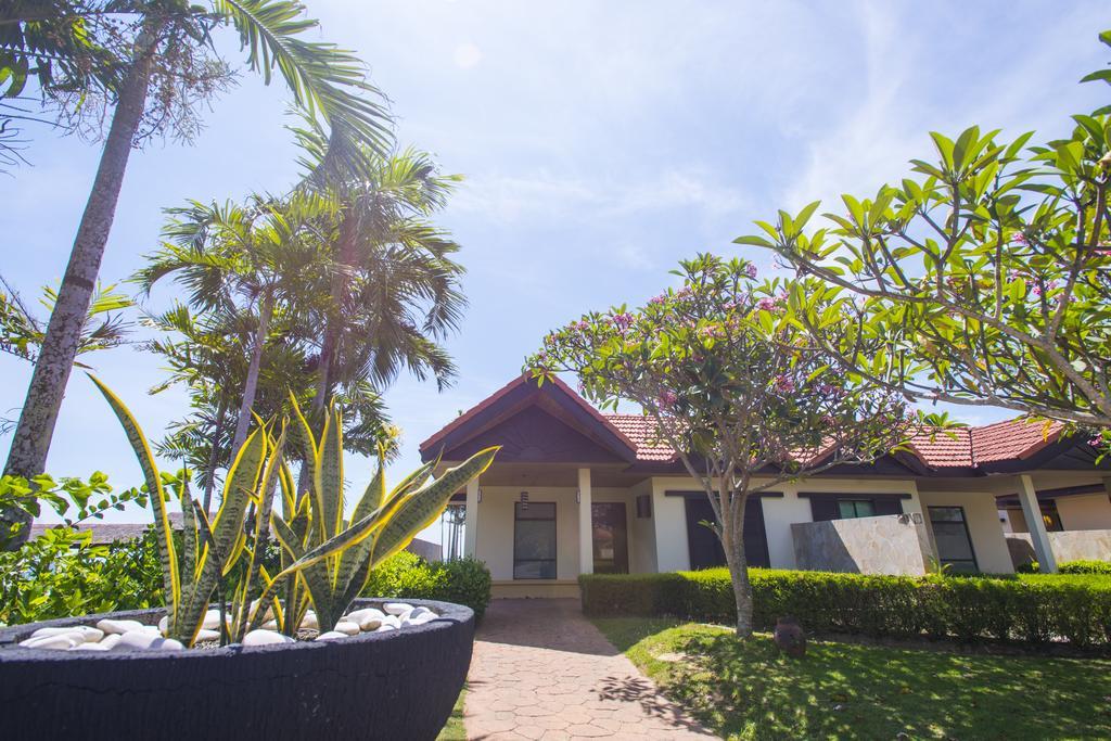 Sabah Beach Villas & Suites Кота Кинабалу Екстериор снимка