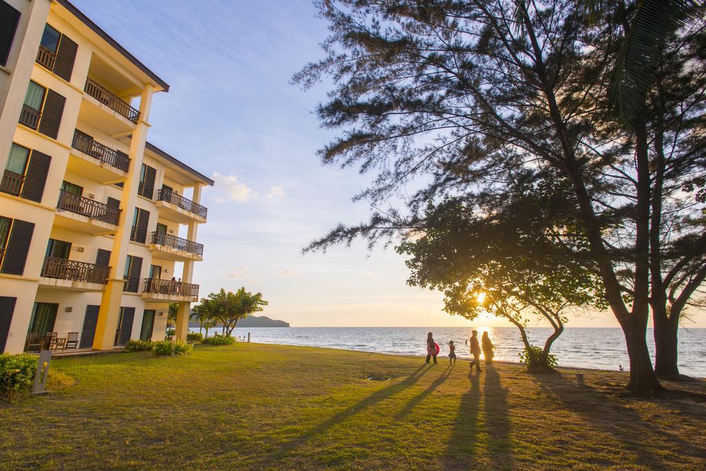 Sabah Beach Villas & Suites Кота Кинабалу Екстериор снимка