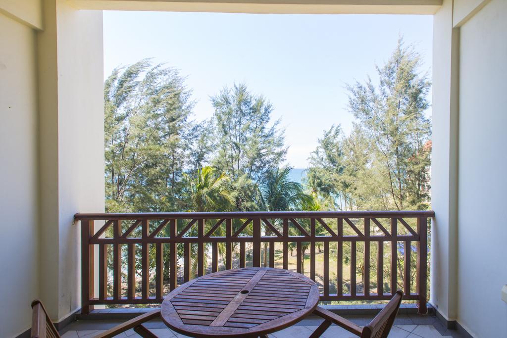 Sabah Beach Villas & Suites Кота Кинабалу Екстериор снимка